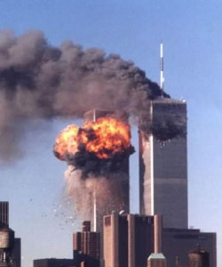 Le Torri gemelle del World Trade Center colpite dai due aerei dirottati l'11 settembre 2001.